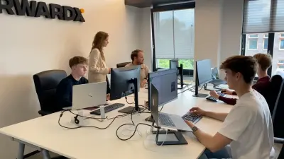 Het ForwardX-team aan het werk op kantoor
